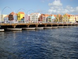 Zur Seite fahrbare Pontonbrücke um die Einfahrt in den Hafen zu ermöglichen