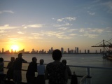 Sonnenuntergang hinter der Skyline von Cartagena beim Auslaufen von AIDAaura