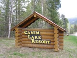 Einfahrt zum Canim Lake Resort