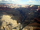 Grand Canyon und unten der Colorado River