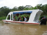 Bootsfahrt auf den durch Regen übervollenTortuguero Kanälen 