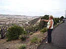 Rosi blickt in das Grand Staircase-Escalante National Monument
